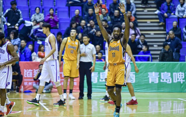 雷恩VS巴黎再现红牌,争议判罚引发热议